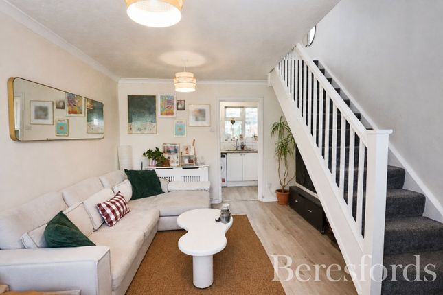 Gloucester Crescent, Essex photo 3