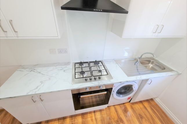 22 Norbury Gardens, Romford photo 3