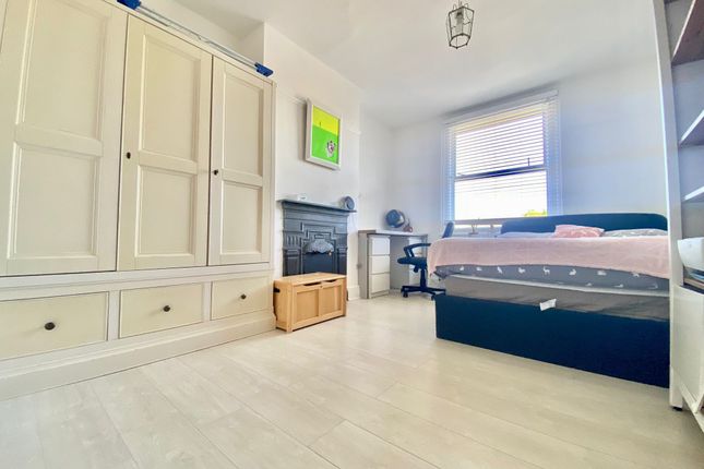 Room to rent in Osterely Avenue, Osterley