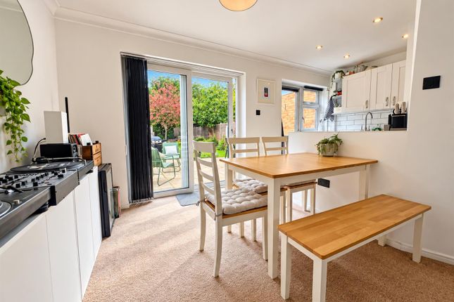 9, Barnes Close, Farnborough photo 3