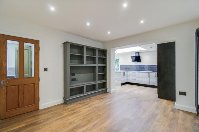 5, Fernlea Close, Wakefield photo 4