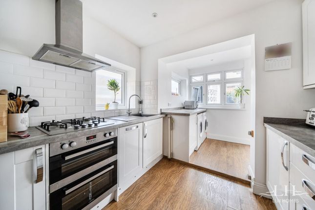 24 Kingaby Gardens, Rainham photo 3