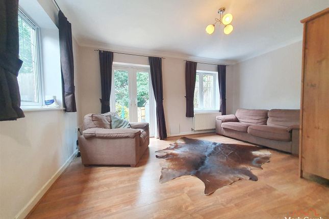19, Chandler Way, Dorking photo 2