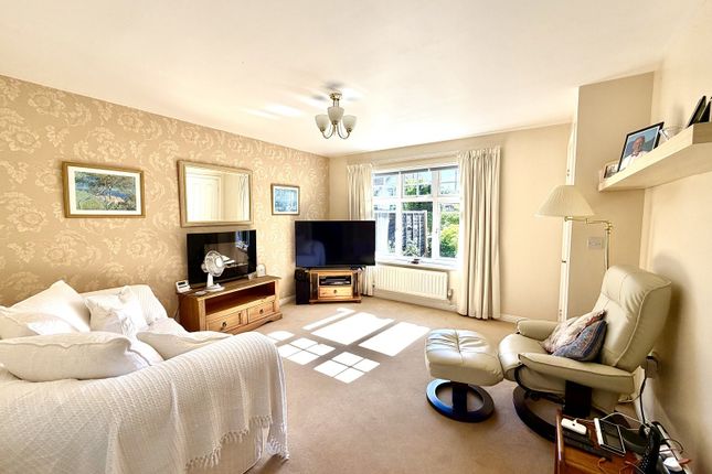 26, Woodall Close, Chessington photo 2