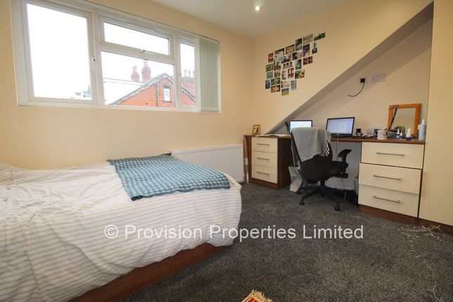 Brudenell Grove, Hyde Park photo 5