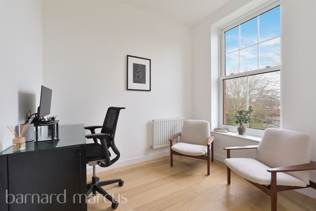 Flat for sale in Phoenix Close, Epsom