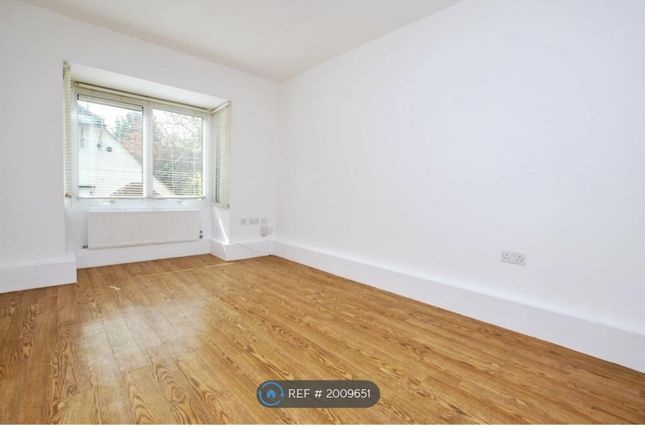 Flat to rent in Cross Lanes, Guildford