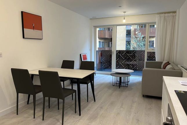 Flat to rent in Western Circus, Wetsern Ave, London