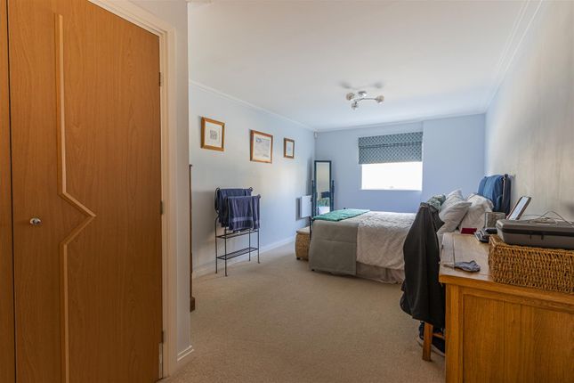 Flat to rent in Lynton Court, Chandlery Way, Cardiff