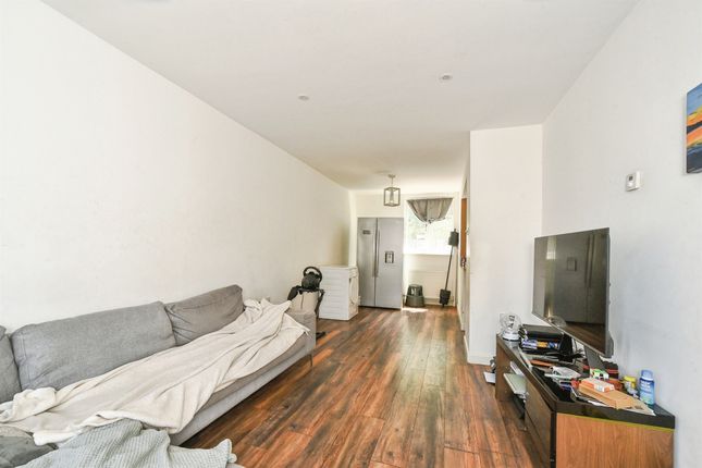 14, Lilac Court, Swindon photo 4