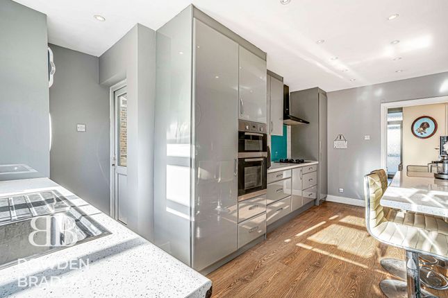 121 Woodford Avenue, Ilford photo 4
