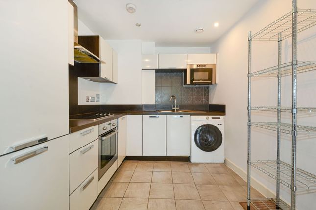 Flat to rent in Surrey Quays Road, London