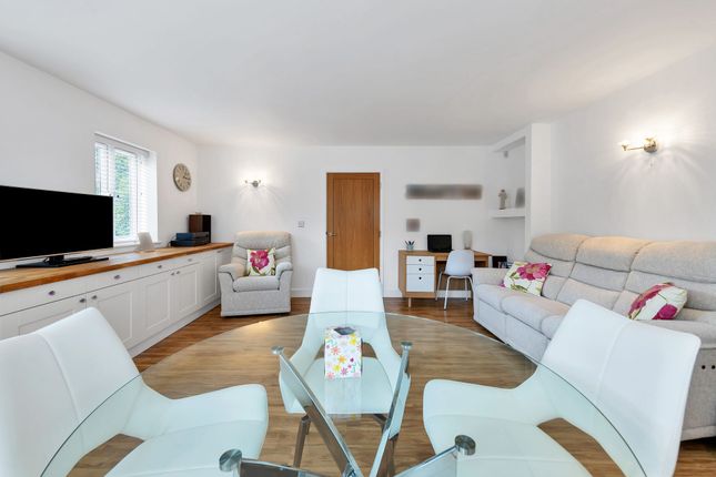 10 Woodland Grange, Royston photo 4