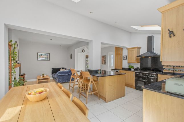24 Stainburn View, Leeds photo 4