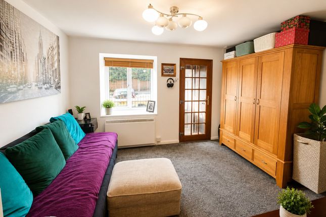 54 Amanda Close, Chigwell photo 2