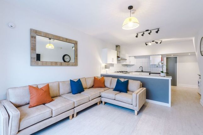 24Br - Living Room /Kitchen