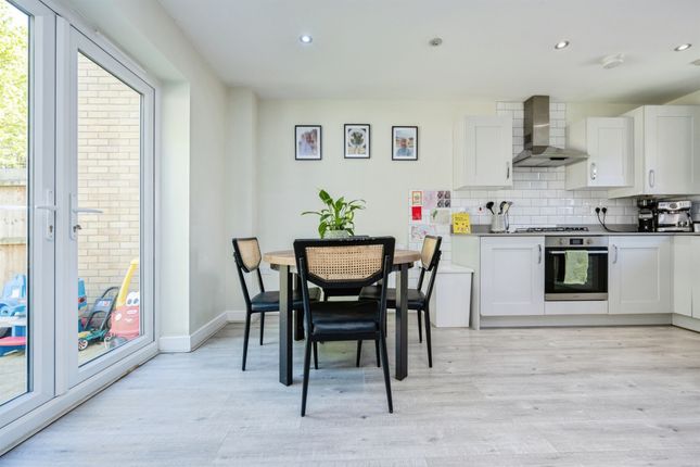 26, Hare Meadow, Bedford photo 4