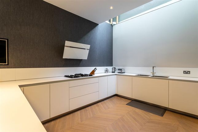 Mews house to rent in Princes Mews, London