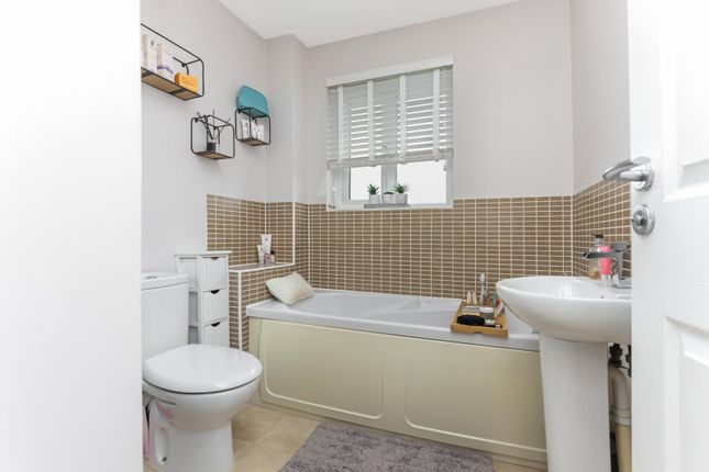 17, Strathcarron Green, Renfrewshire photo 4
