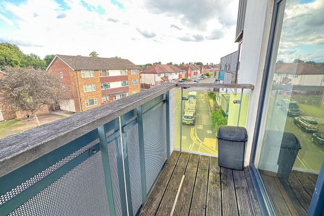 8, Baywillow Avenue, Carshalton photo 4