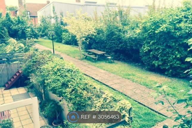 Flat, Queensbridge Road, London photo 2