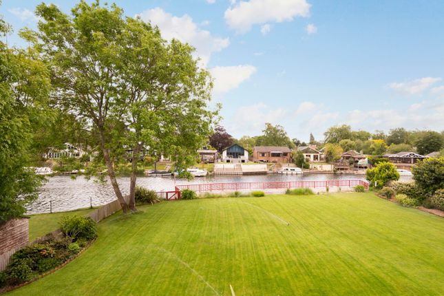 The Whim, Hamm Court, Weybridge photo 2
