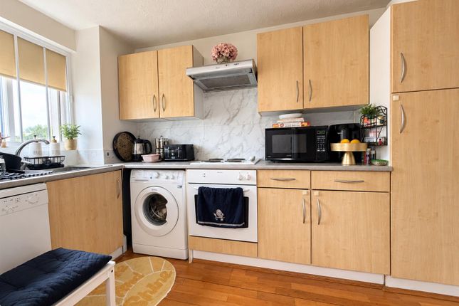 77, Draycott Close, London photo 3