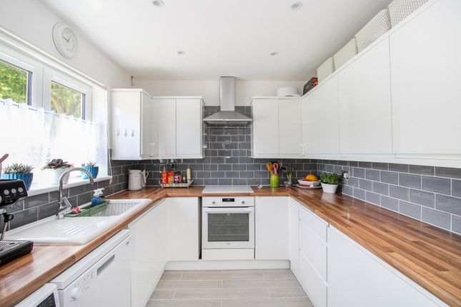 29, Kelmscott Rise, Crawley photo 3