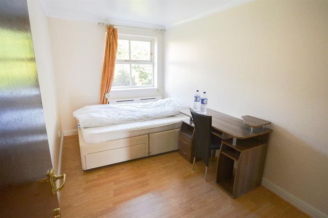 Room to rent in Leigh Hunt Drive, Southgate