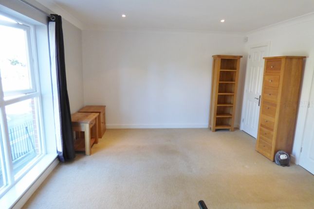 Flat 13, Leatherhead photo 4