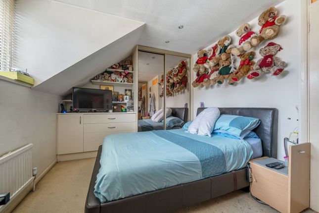 End terrace house for sale in Galdana Avenue, Barnet