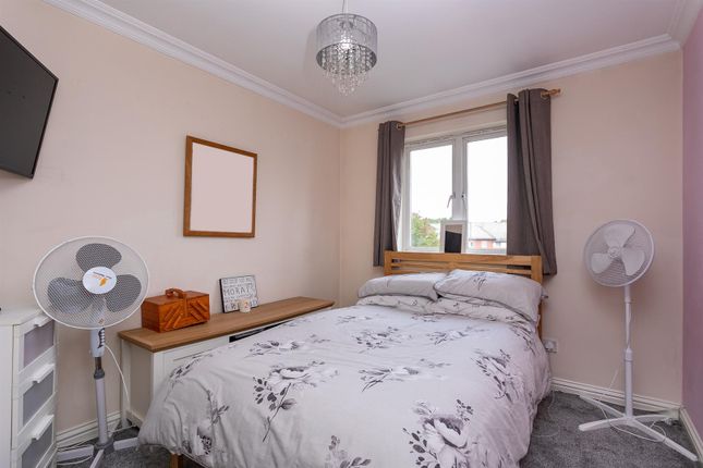 Town house for sale in Beverley Mews, Crawley