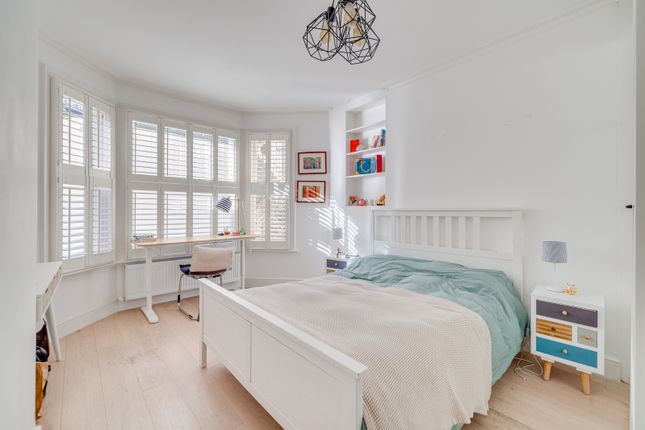 Flat for sale in Rostrevor Road, Parsons Green