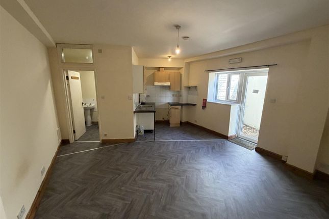 Flat 2 The Stables, 78, Balham Road, London photo 3