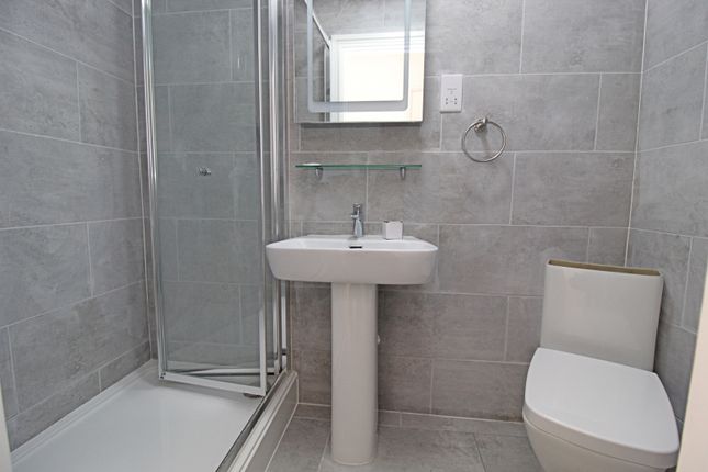 Flat to rent in Upper Richmond Road West, London