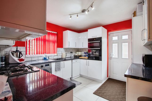 15, Walnut Close, Leeds photo 2