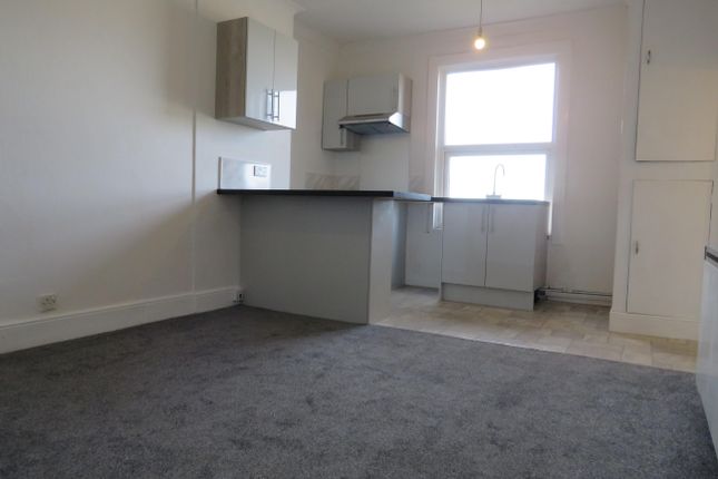 Flat 1, 135, London Road South, Lowestoft photo 3