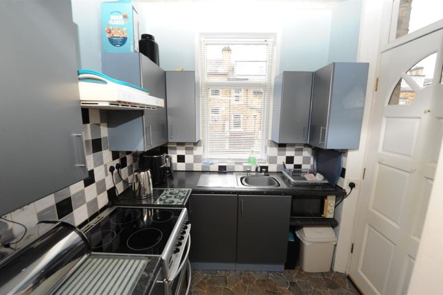 37, Hall Royd, Bradford photo 3