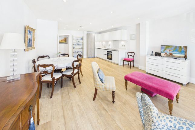 Flat 14,, Garrick House, Hampton Hill photo 2