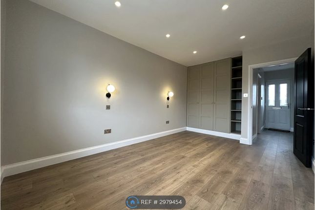 B New Pond Parade, Ruislip photo 3