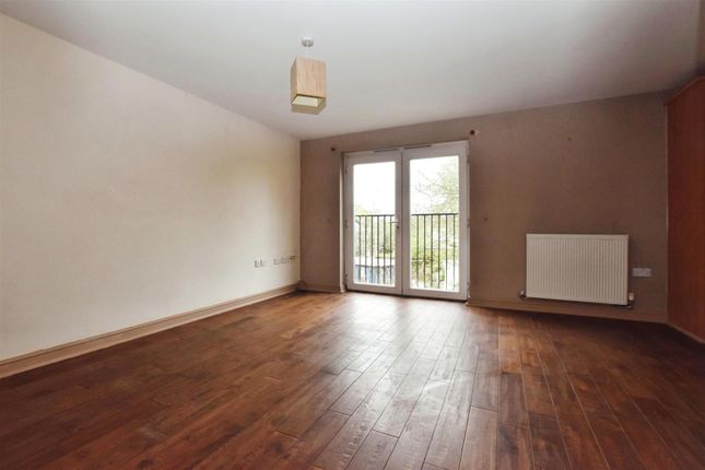 Flat for sale in Hainsworth Park, Hull