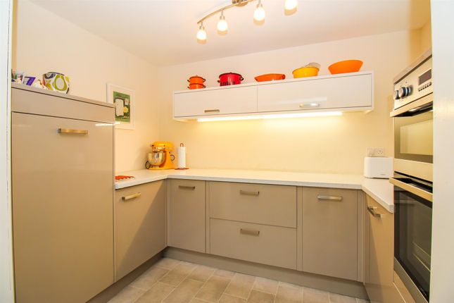 7, Lawefield Way, Wakefield photo 4