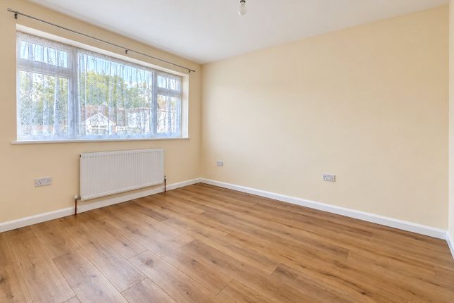 20, Oak Way, Greater London photo 4