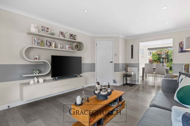 32 Caldecot Avenue, Goffs Oak photo 2