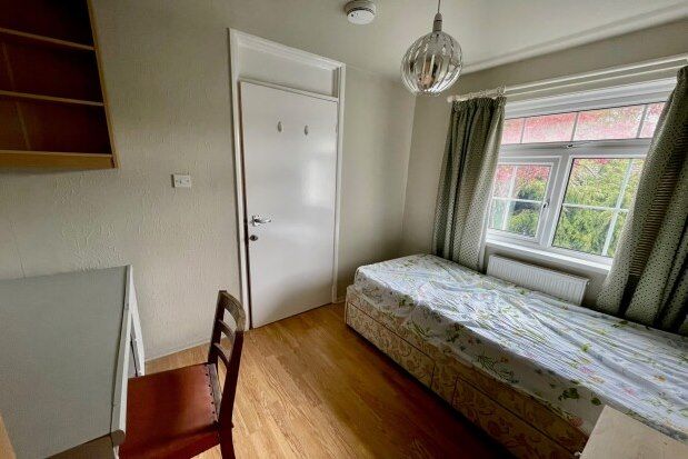 Room to rent in Leahurst Crescent, Birmingham
