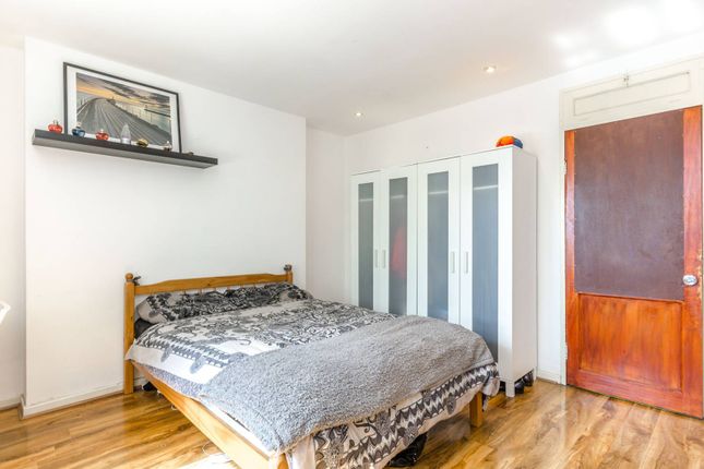 Flat for sale in Cornwall Street, Shadwell, London