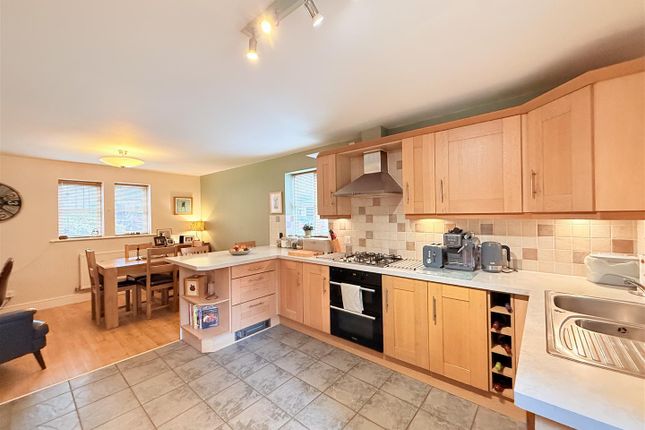 8, Wimberry Close, Oldham photo 2