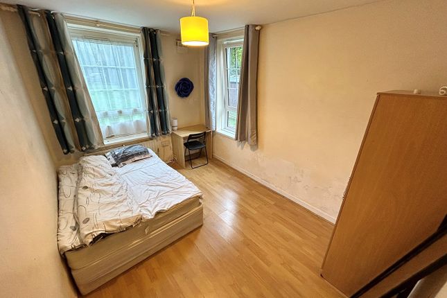 Room to rent in Spelman Street, London