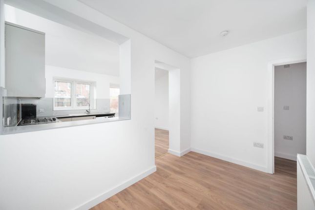30, Greatdown Road, London photo 4