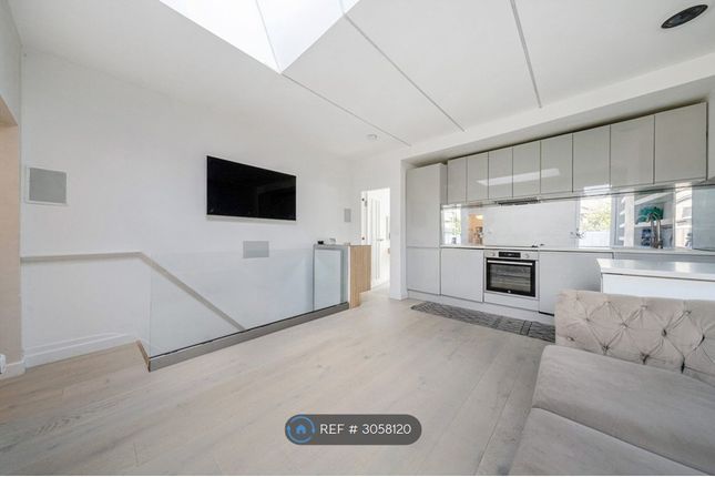 First Floor Flat, Malton Street, London photo 4